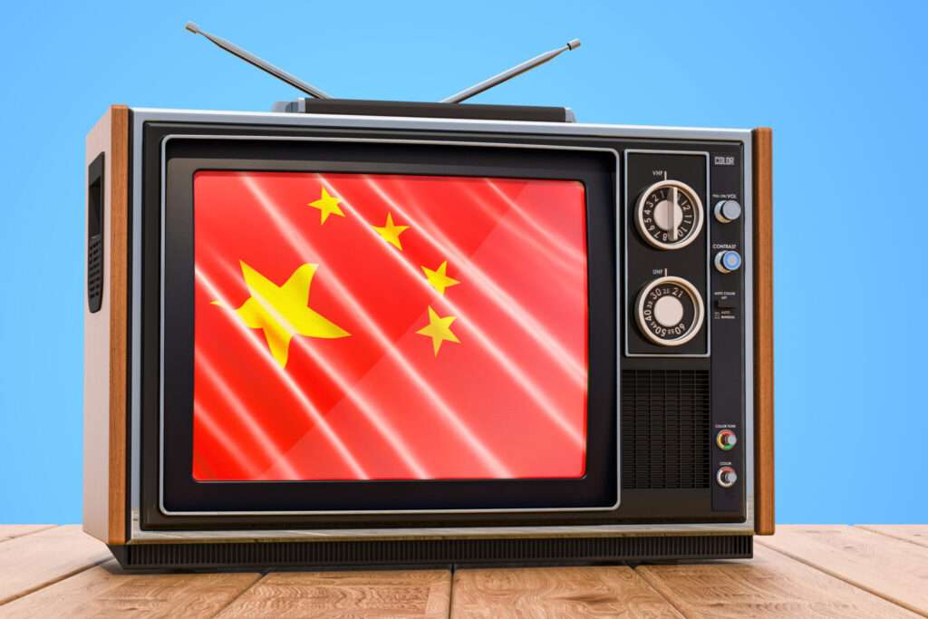 中国の国旗が表示された古いテレビ。 中国の国旗が表示された古いテレビ。
