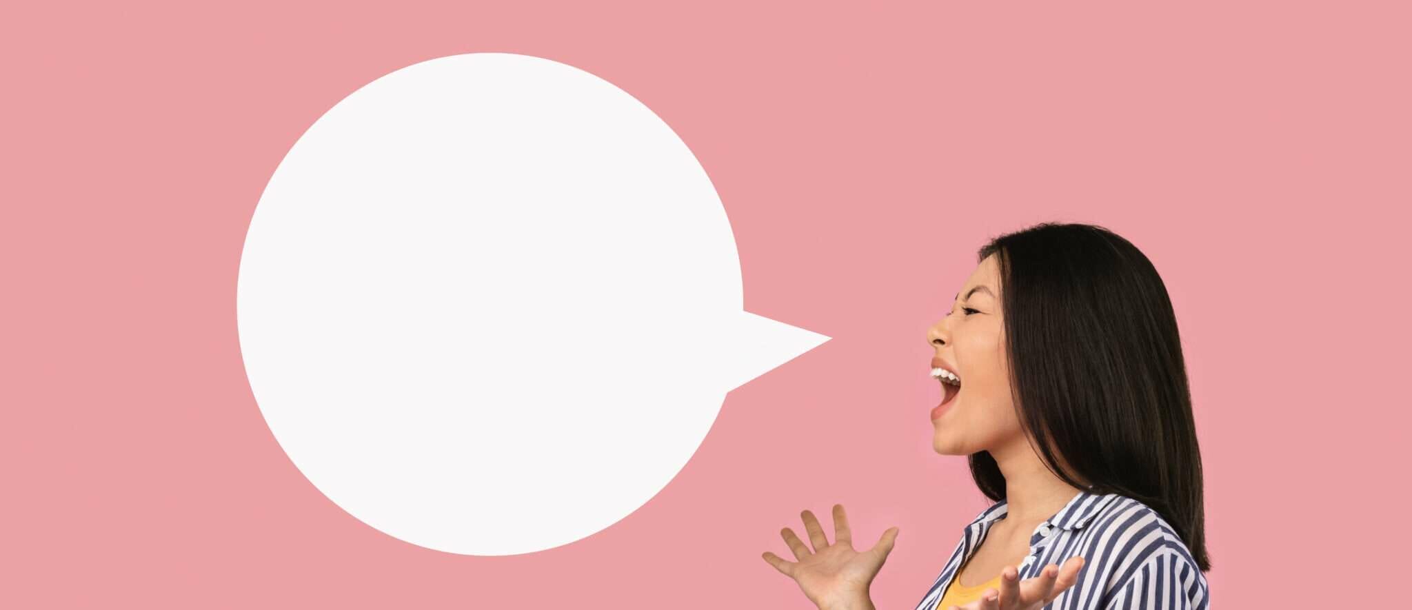 ピンクの背景に吹き出しを持つ女性。