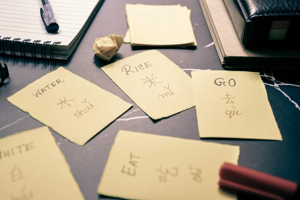 机の上の黄色の付箋のグループ。