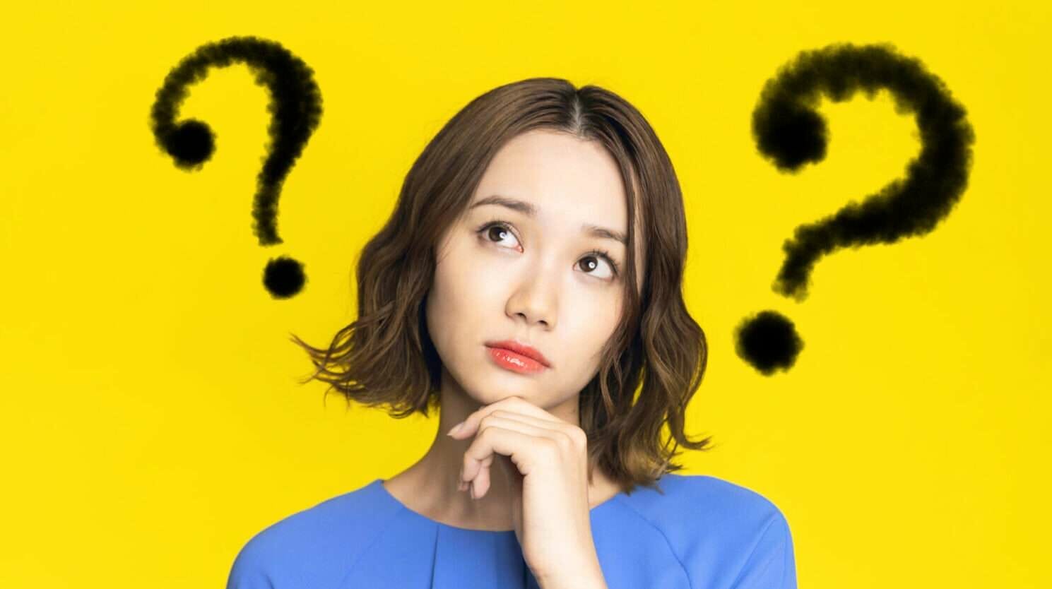 胸に号を持つ女性。(中国語)