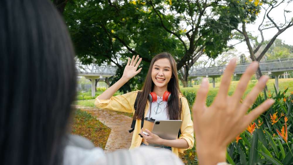 カフェで談笑する若い友人たち