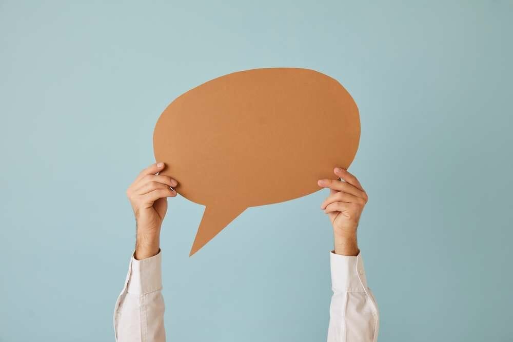 中国の青い背景に茶色の紙の吹き出しを持つ女性。 中国の青い背景に茶色の紙の吹き出しを持つ女性。