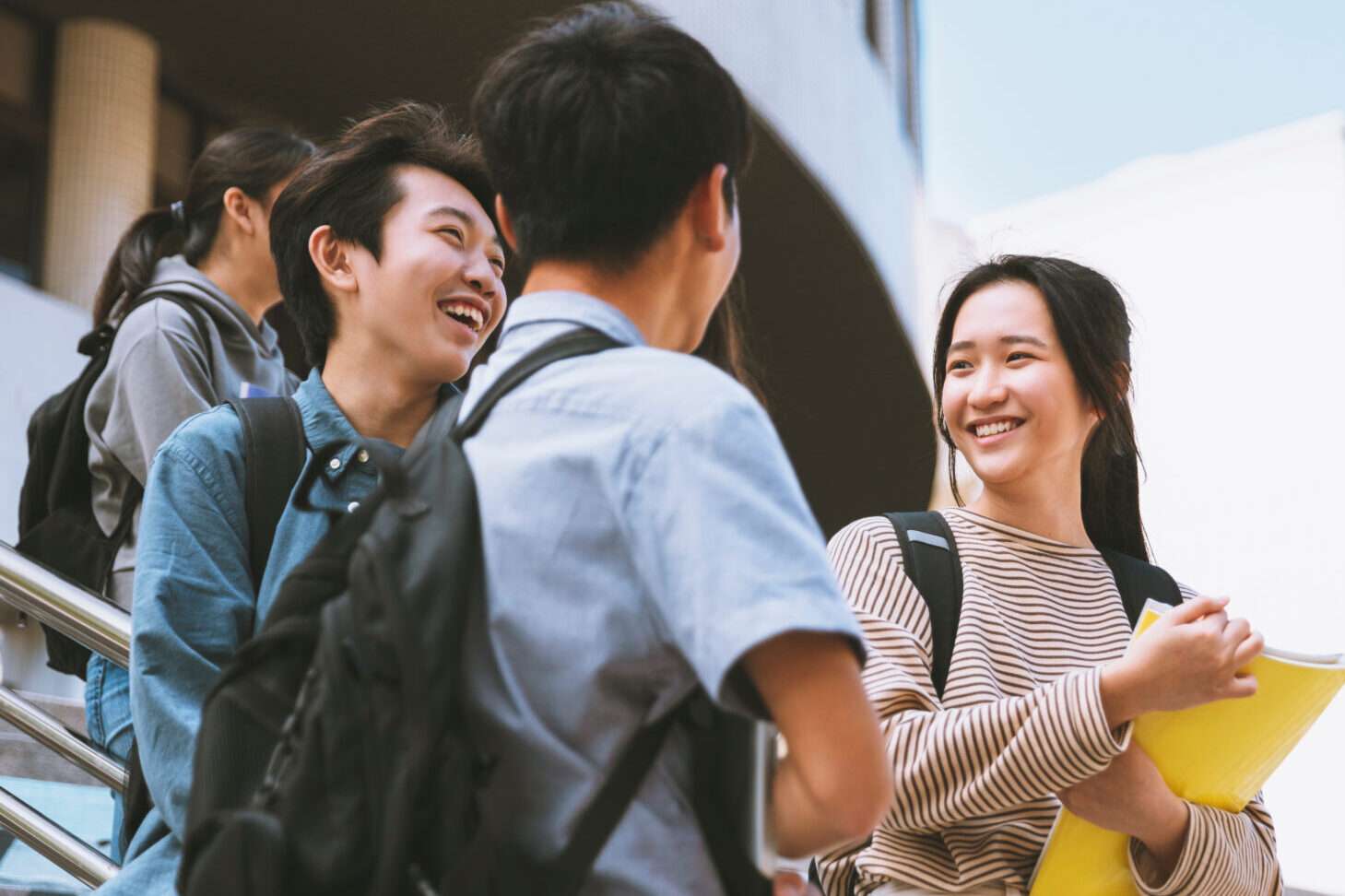 一群の中国学生が塔の上にいます。