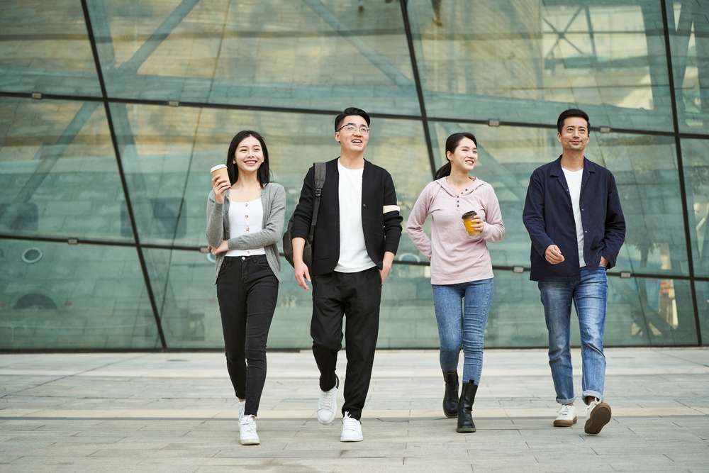 変更された説明: 中国 建物の前を歩くアジア人の学生。 変更された説明: 中国 建物の前を歩くアジア人の学生。