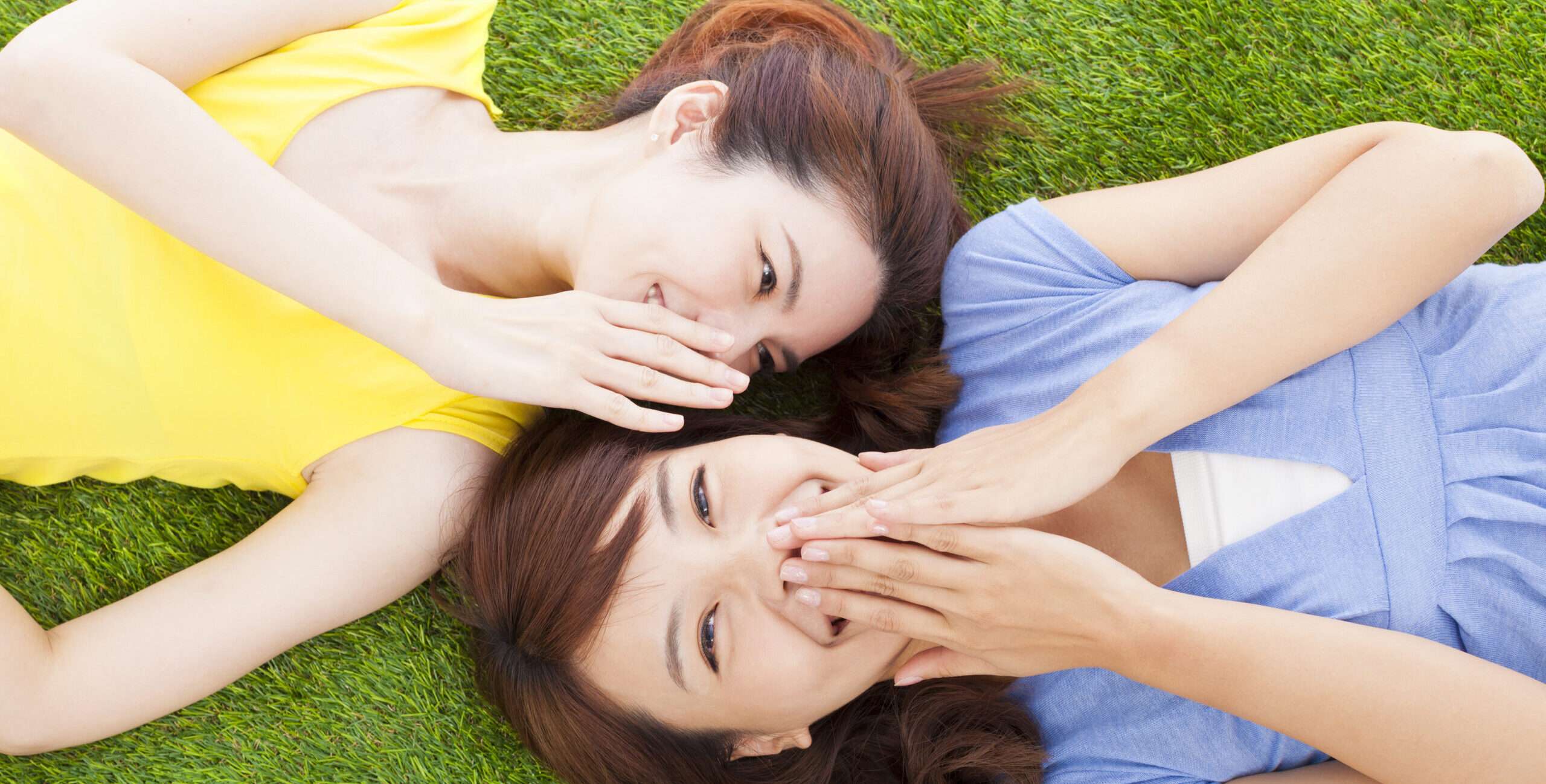 中国の芝生の上に横たわる 2 人の女性。