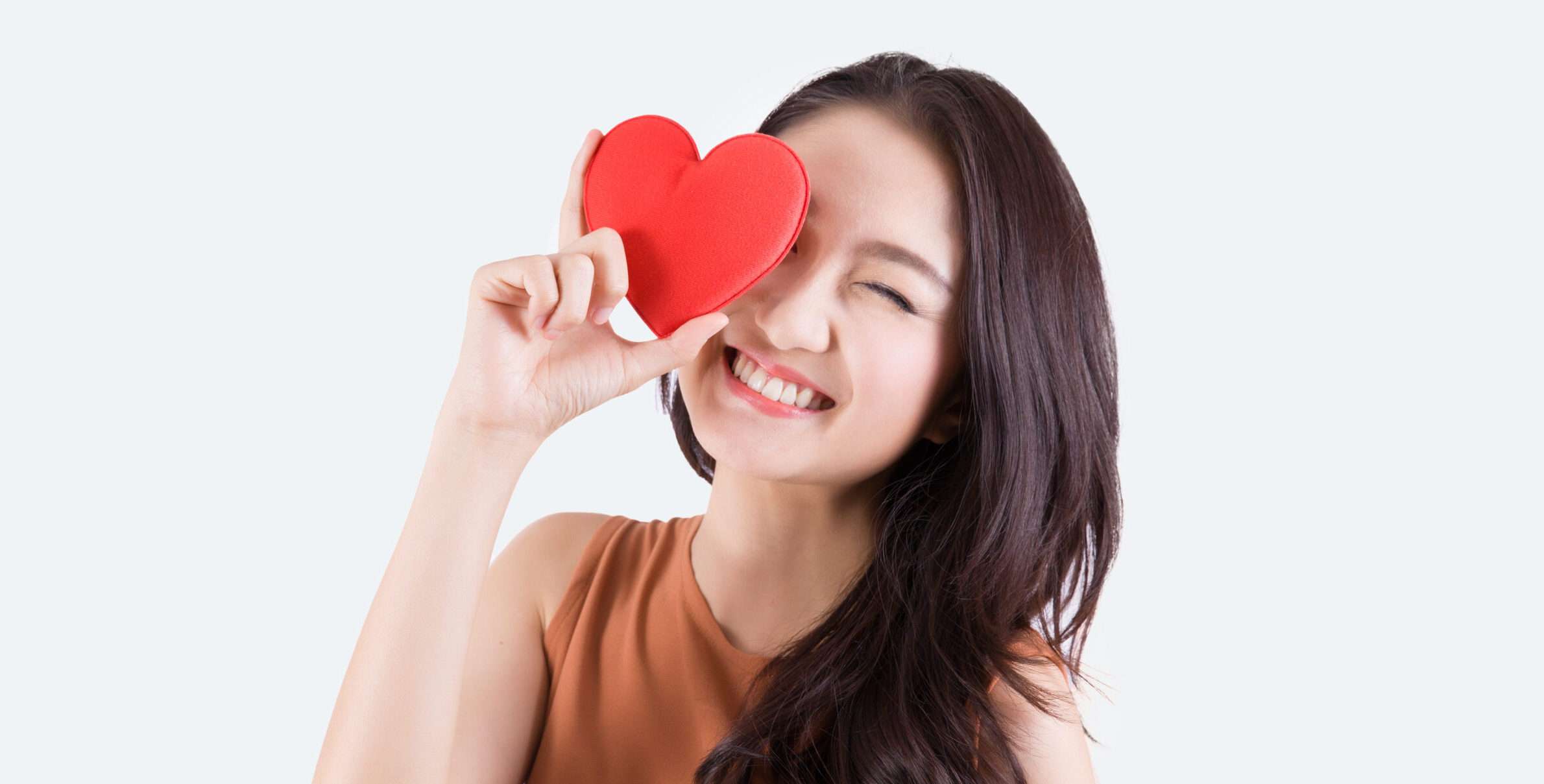 中国女性の目の上には、一つの熱い心があります。