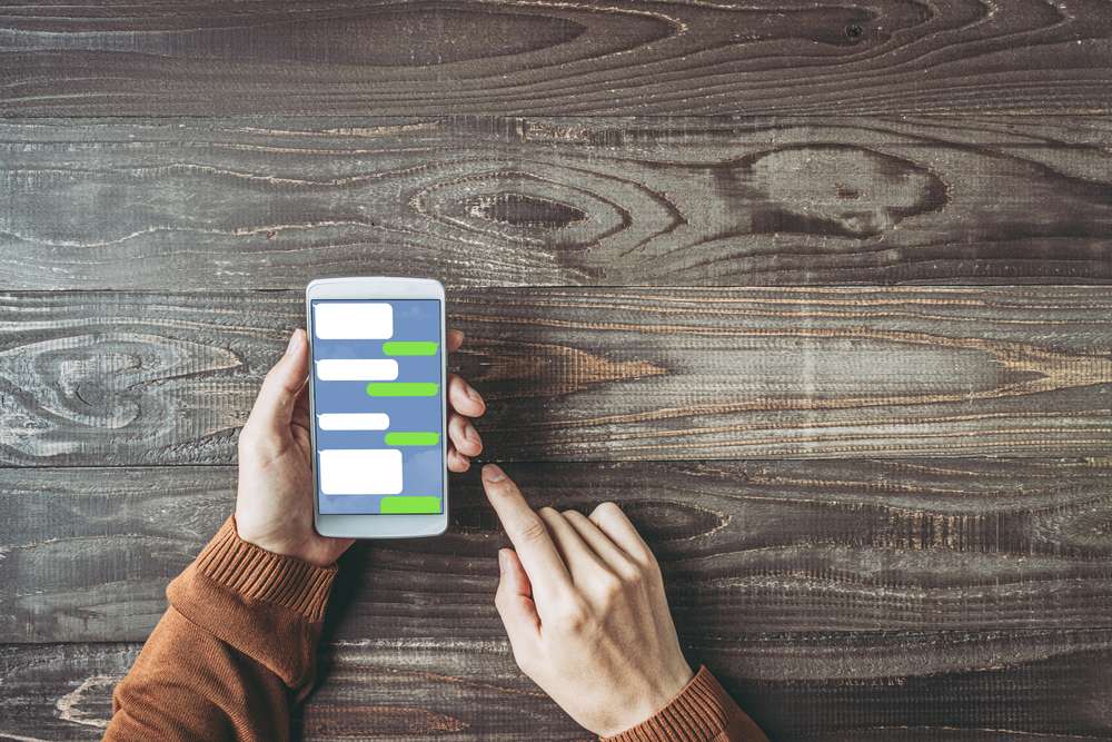 木の枝の上に、一人の女性が手に持っているのは智能ハンドマシンの一部です。 木の枝の上に、一人の女性が手に持っているのは智能ハンドマシンの一部です。