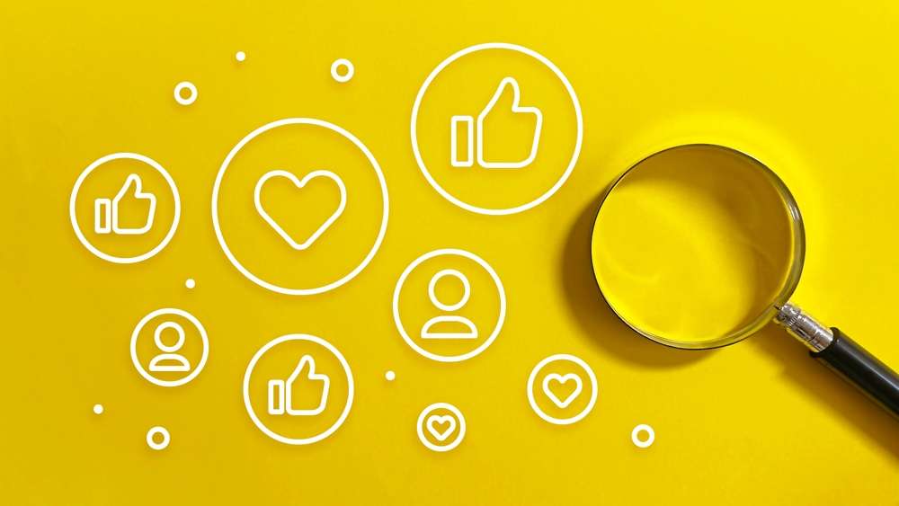 黄色の背景に虫眼鏡が付いたソーシャル メディア アイコン。中国のシンボルが特徴です。 黄色の背景に虫眼鏡が付いたソーシャル メディア アイコン。中国のシンボルが特徴です。