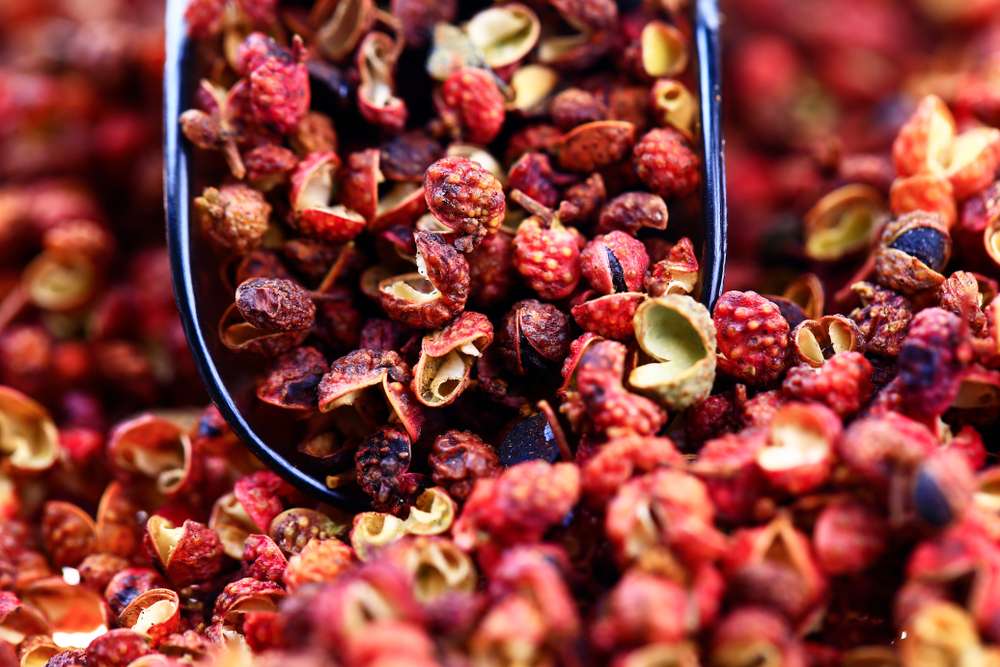 中国産の赤ピーマンがたっぷり入ったスプーンの接写。