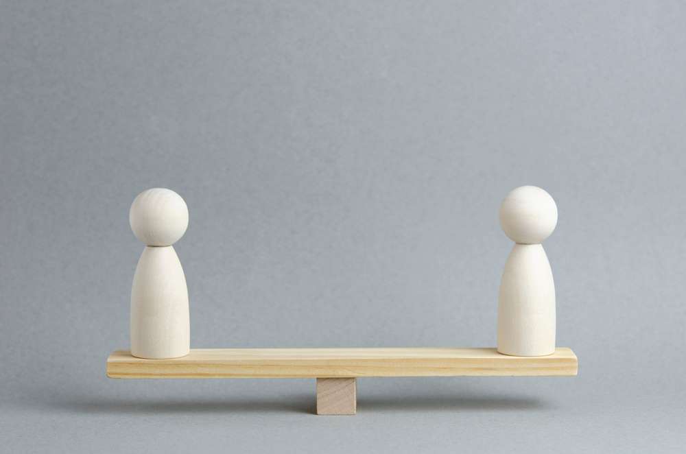 中国の木の台の上にある 2 つの木製の人形。 中国の木の台の上にある 2 つの木製の人形。