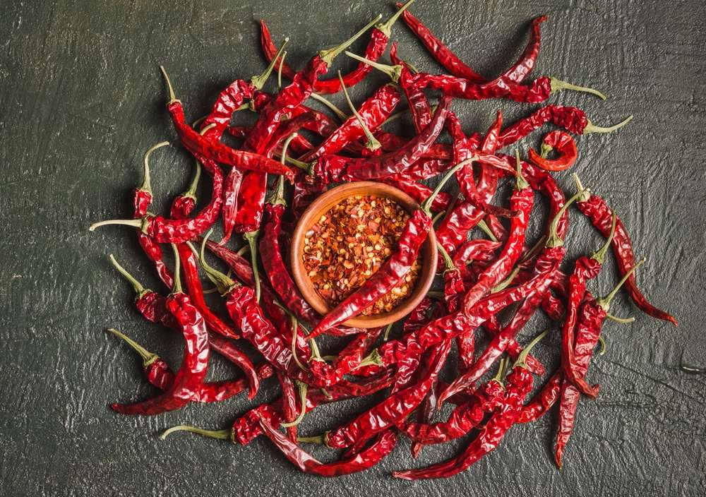 中国をイメージした暗い背景にボウルに入った赤唐辛子。