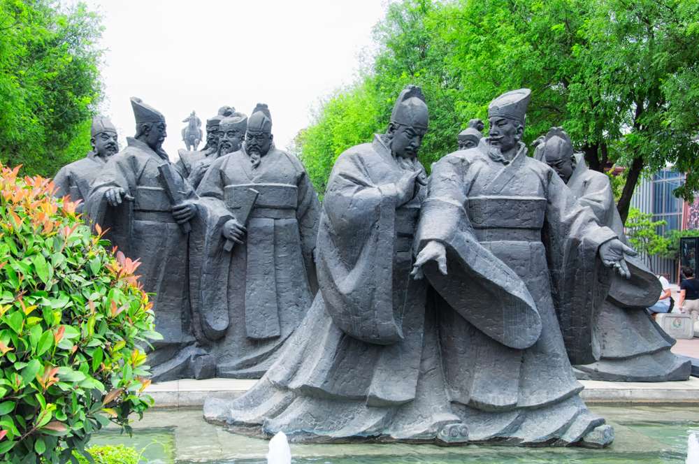 一組のプラスチックは泉前に形成される。 一組のプラスチックは泉前に形成される。