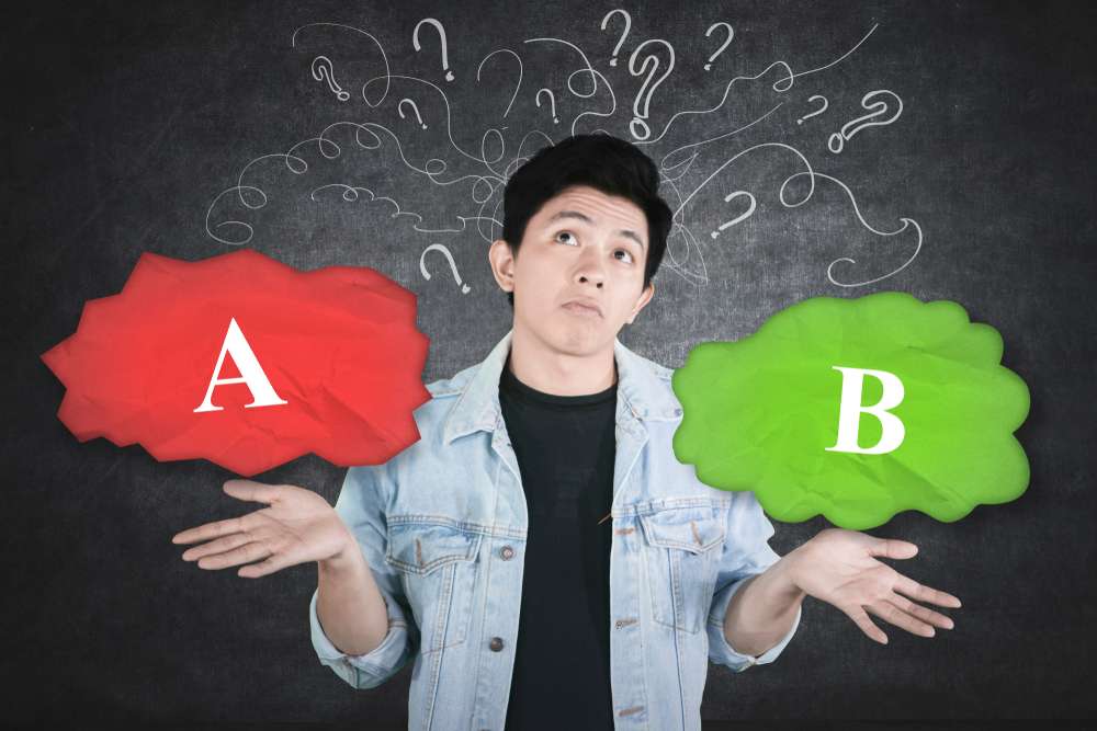 頭の上に吹き出しと疑問符を付けて選択肢 a と b を秤量する男性。すべての記号は中国 (中国) デザインで様式化されています。 頭の上に吹き出しと疑問符を付けて選択肢 a と b を秤量する男性。すべての記号は中国 (中国) デザインで様式化されています。