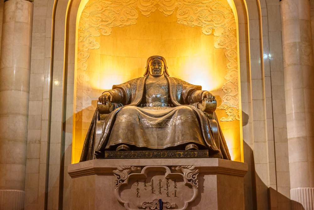 中国にある、照明に照らされた壮大な床の間にある、歴史上の人物が座っている銅像。 中国にある、照明に照らされた壮大な床の間にある、歴史上の人物が座っている銅像。