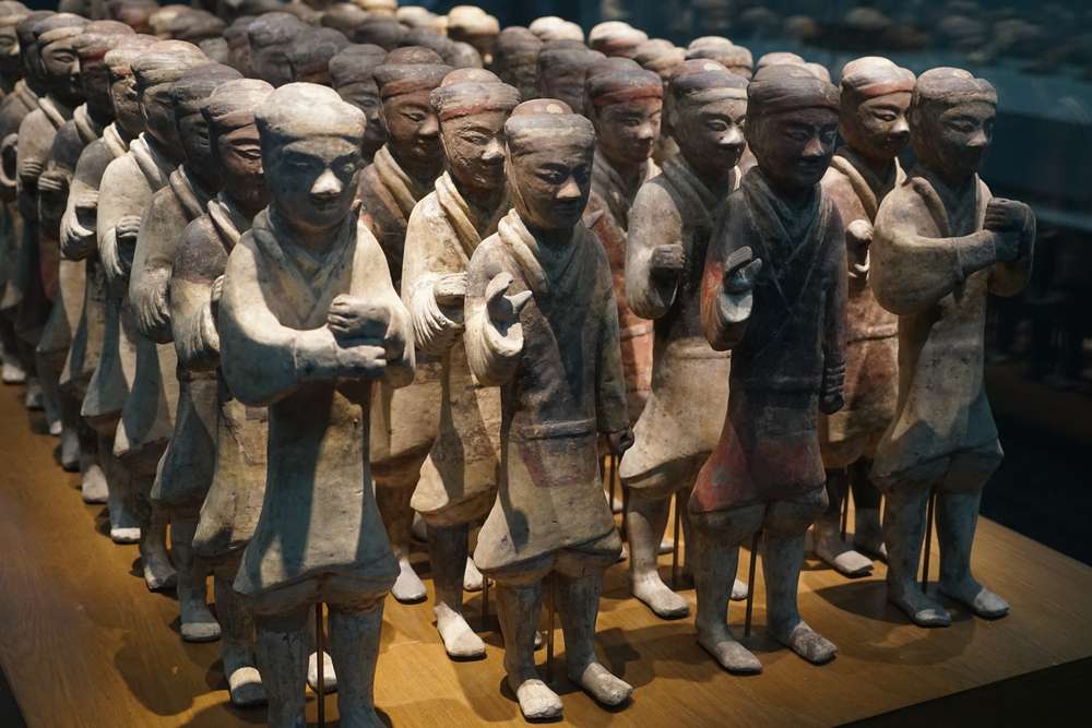 古代中国の兵馬俑のコレクションが展示されています。