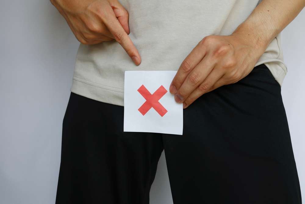 中国で赤い「×」マークが描かれた紙を指差す人。