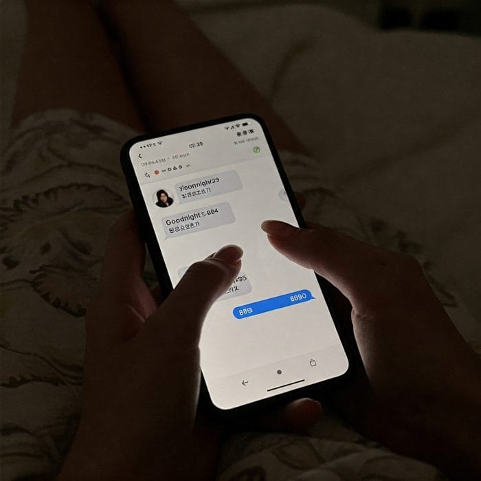 スマートフォンでチャットをしている手元、「晚安」のメッセージ