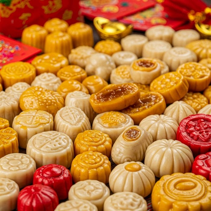 カラフルな中国の旧正月用餅(年糕)の盛り合わせ