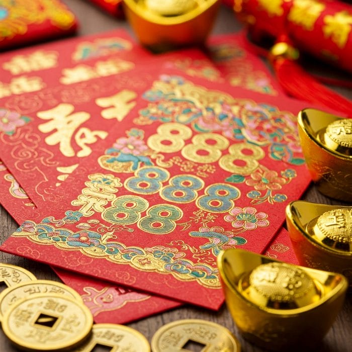 中国の赤い封筒「红包」に888元と書かれている