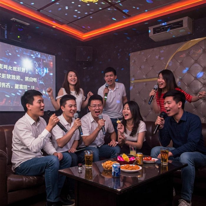 中国のカラオケボックス（KTV）で友人たちが楽しそうに歌っている様子