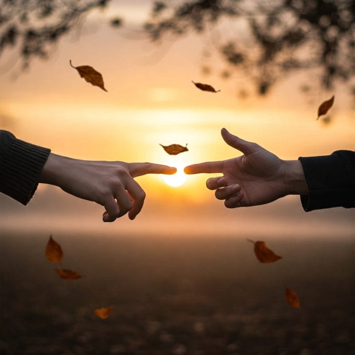 別れや断りを暗示する離れていく手