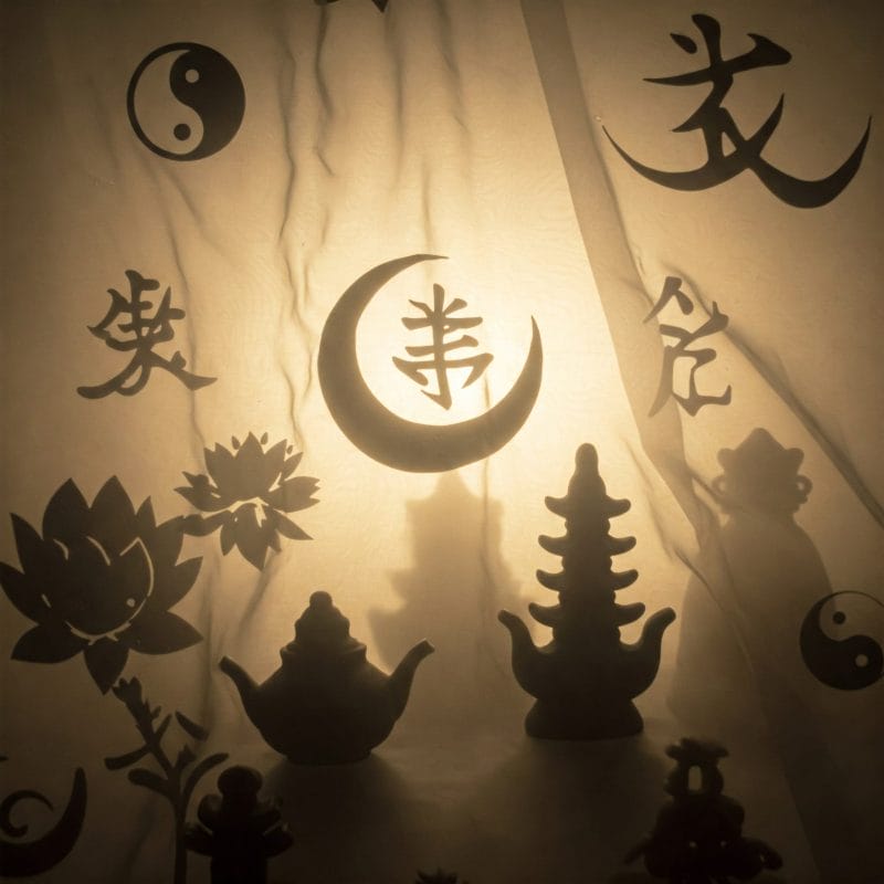 様々な宗教シンボルがベールに隠されているような象徴的イメージ