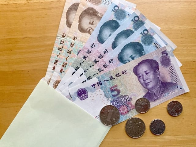 中国の人民元の紙幣と硬貨
