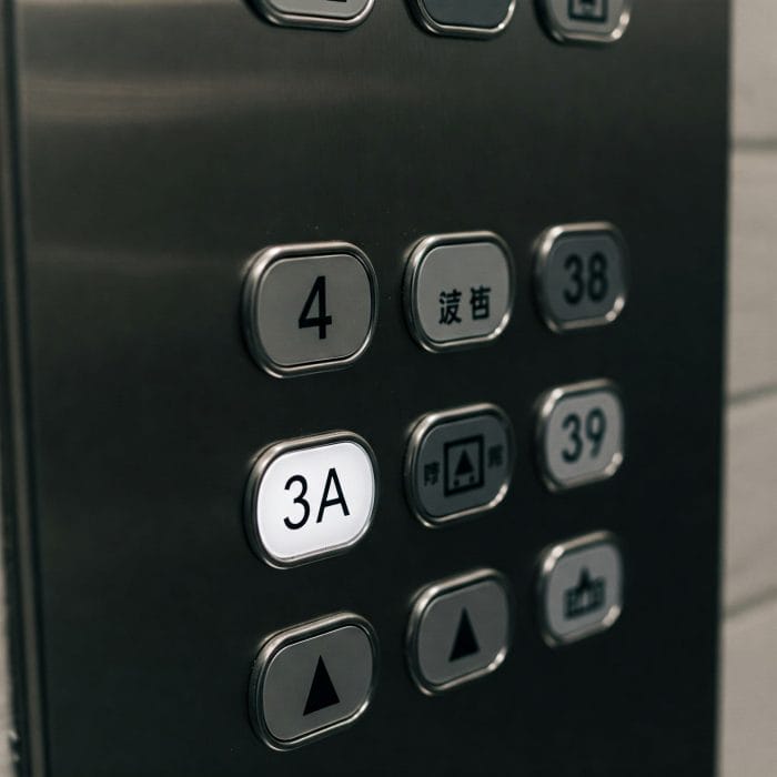 エレベーターのボタン（4がない）または8が並ぶ車のナンバープレート