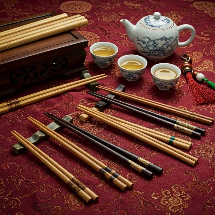 様々な素材の伝統的な中国箸と茶器のフラットレイ