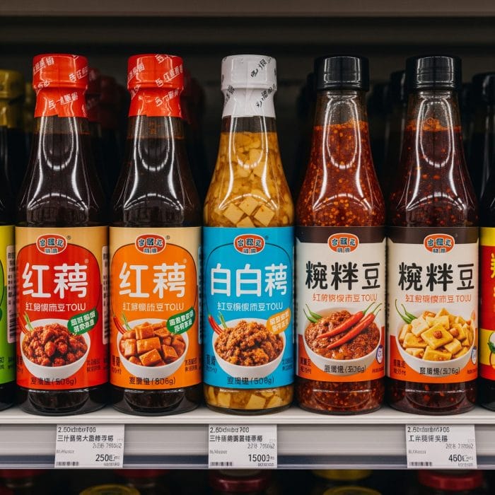 中華鍋で炒められている空心菜の腐乳炒め