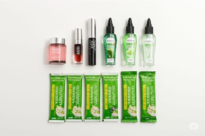 日本のドラッグストアで人気の化粧品や医薬品が美しく並べられた俯瞰写真