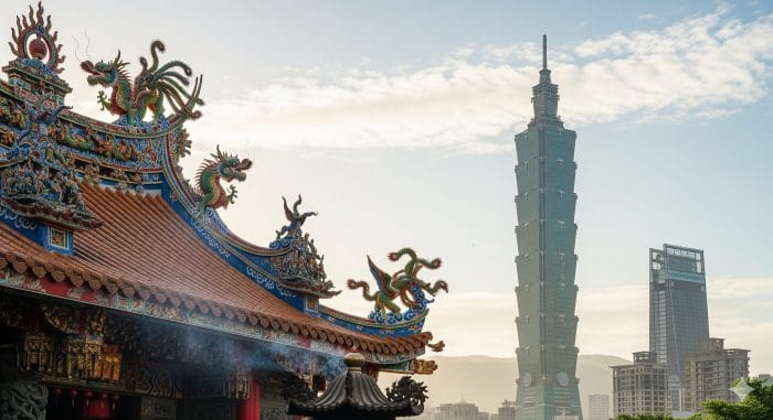 台北101と伝統的な寺院の屋根が共存する台湾の風景