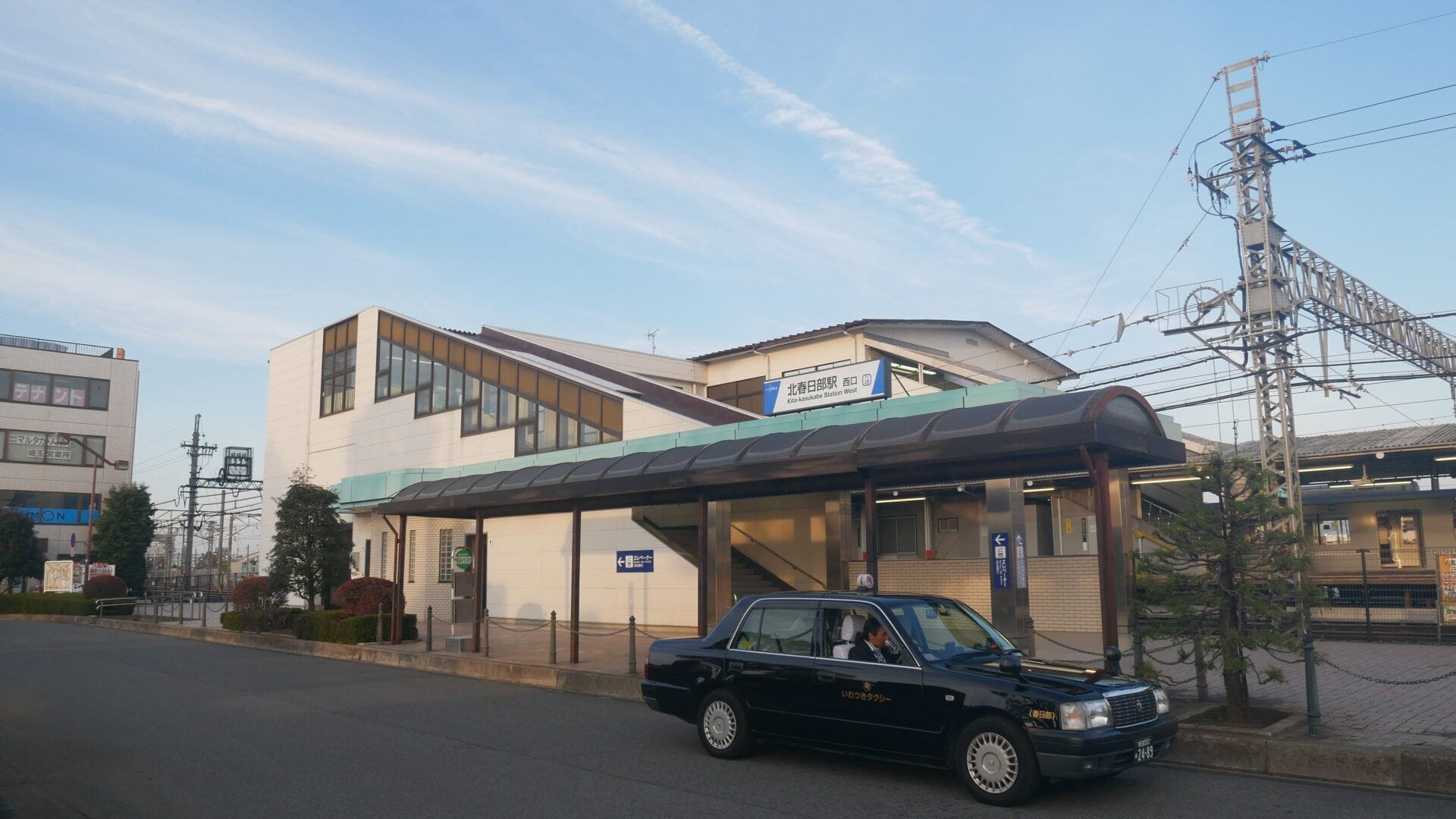 北春日部駅西口を通過する黒塗りのタクシー。.